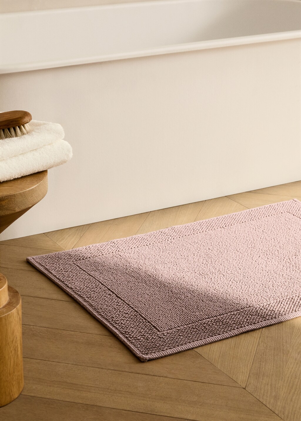Bath mat with frame design