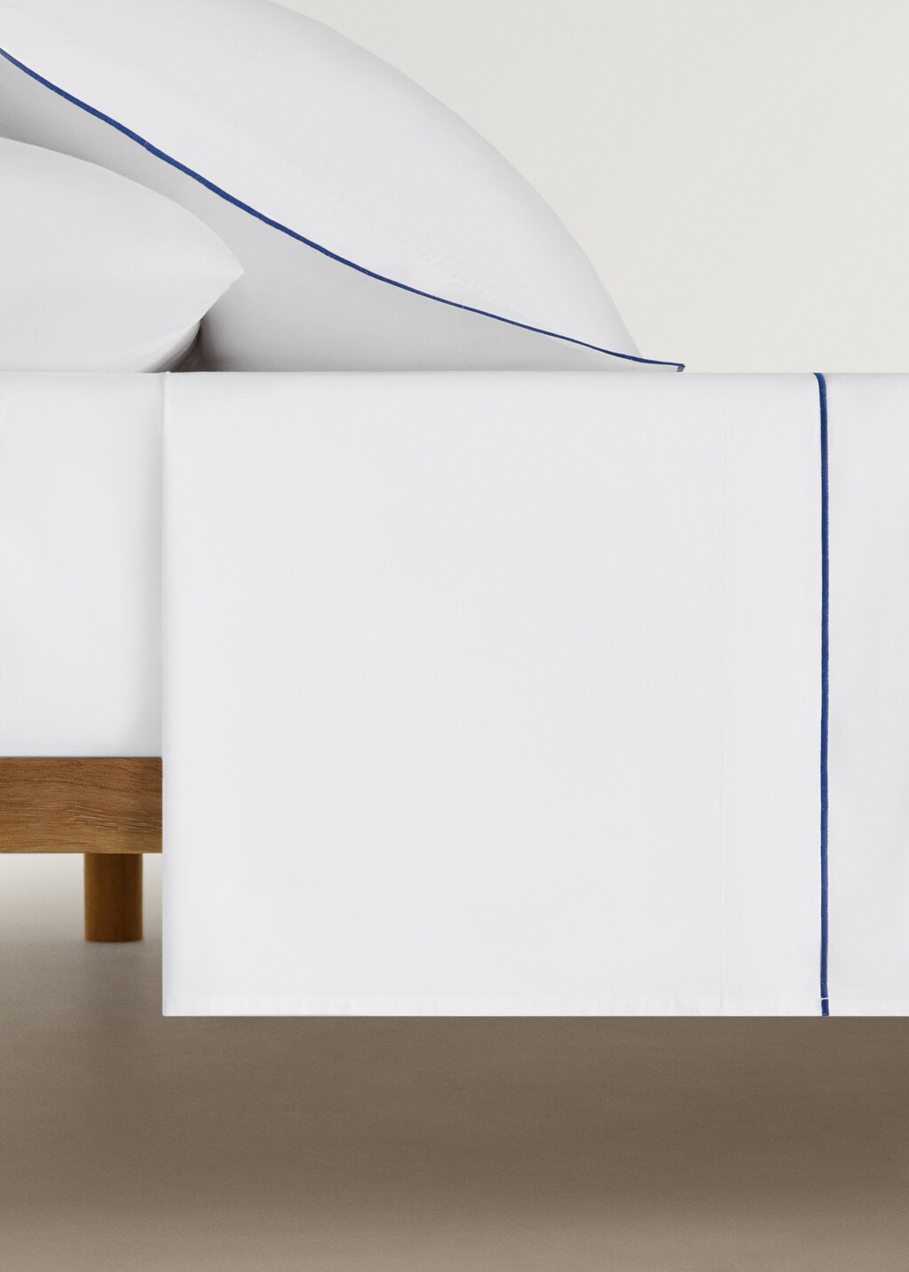 Cotton percale top sheet with contrasting overlock stitching for 135/140 cm bed