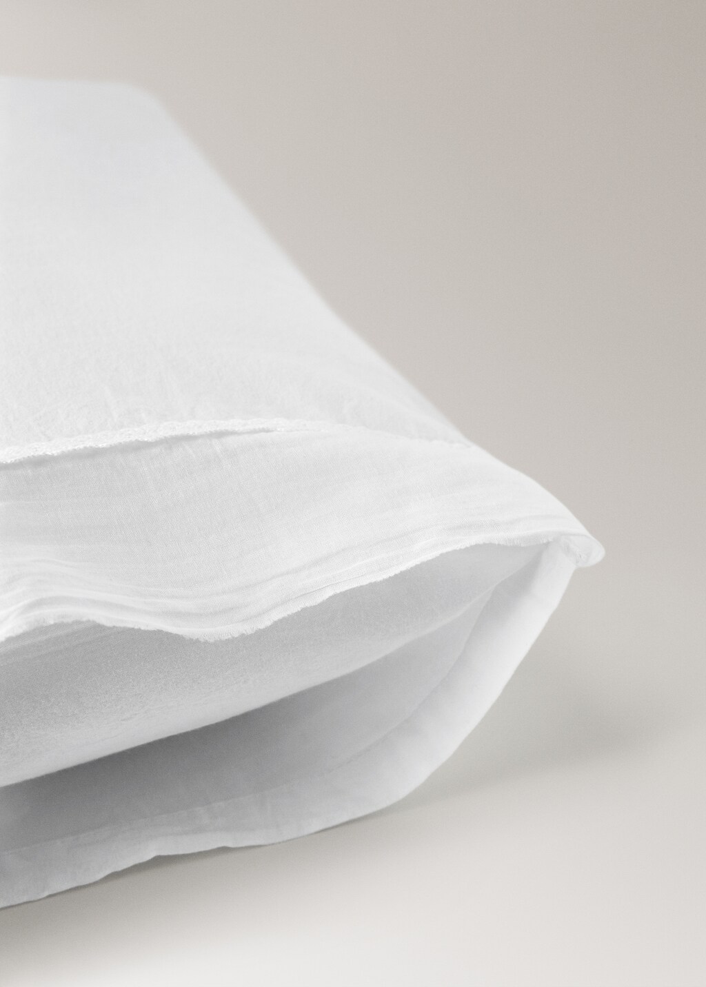 Washed cotton childrenâs pillowcase with lace ruffle 30x50 cm