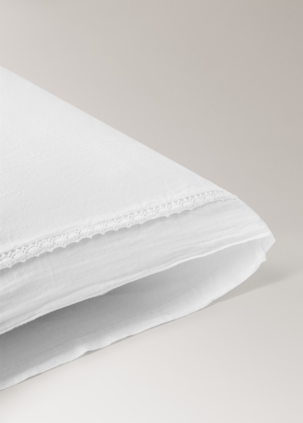 Washed cotton childrenâs pillowcase with lace ruffle 45x110 cm