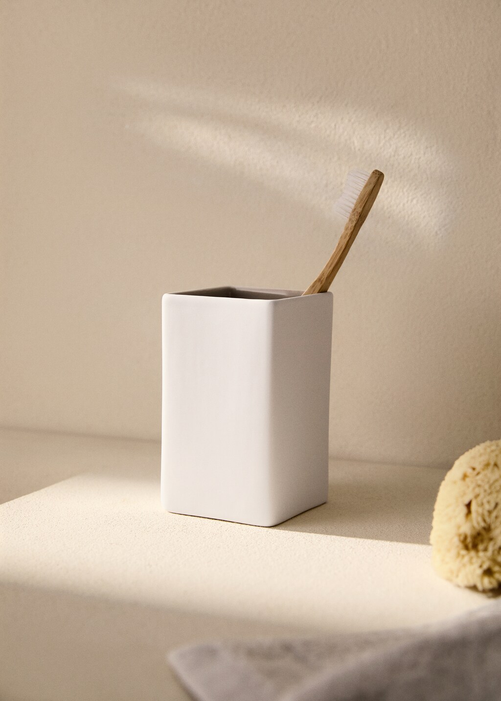 Two-tone earthenware bathroom tumbler