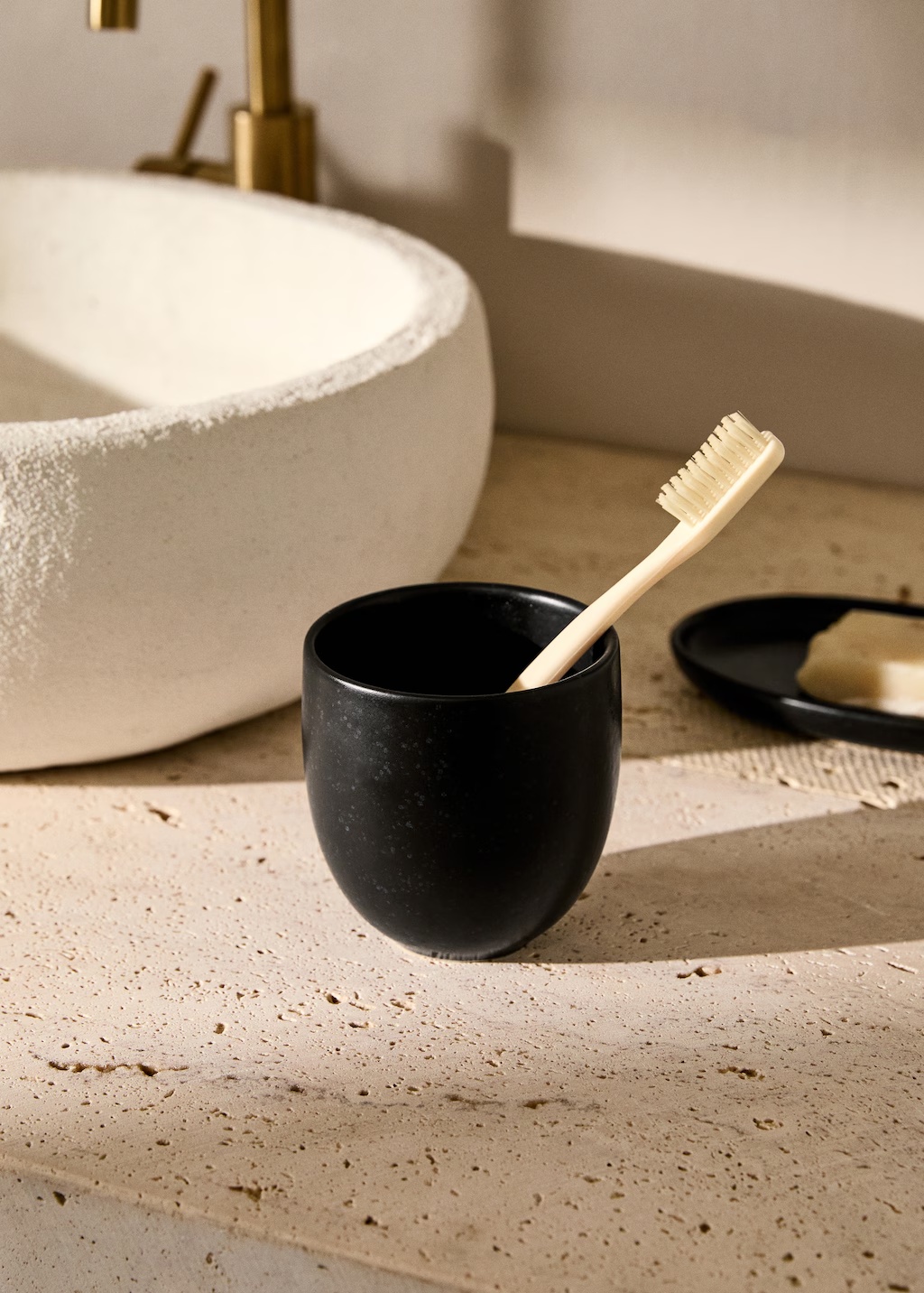 Stoneware bathroom glass with matte finish