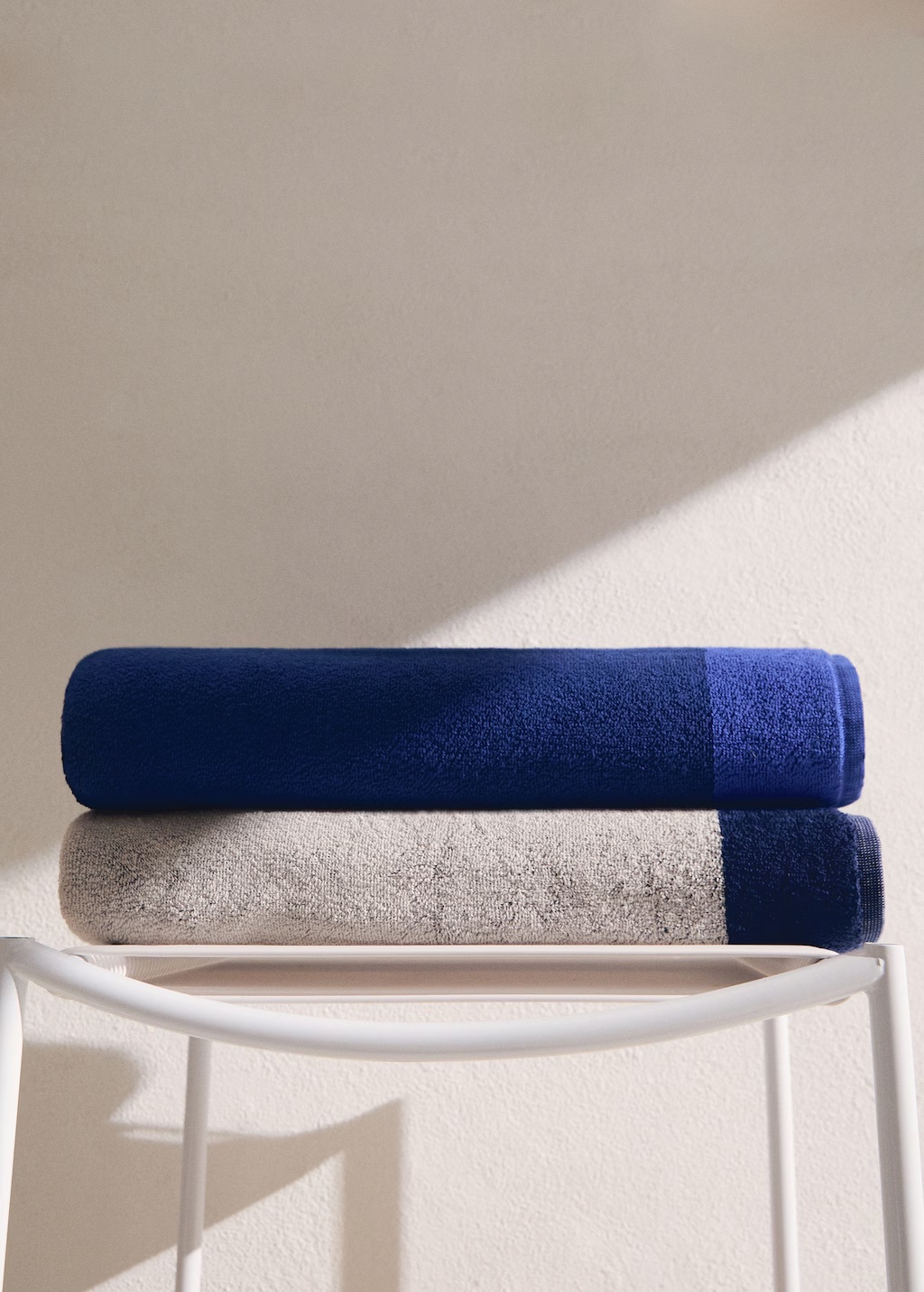 Cotton beach towel with frame design