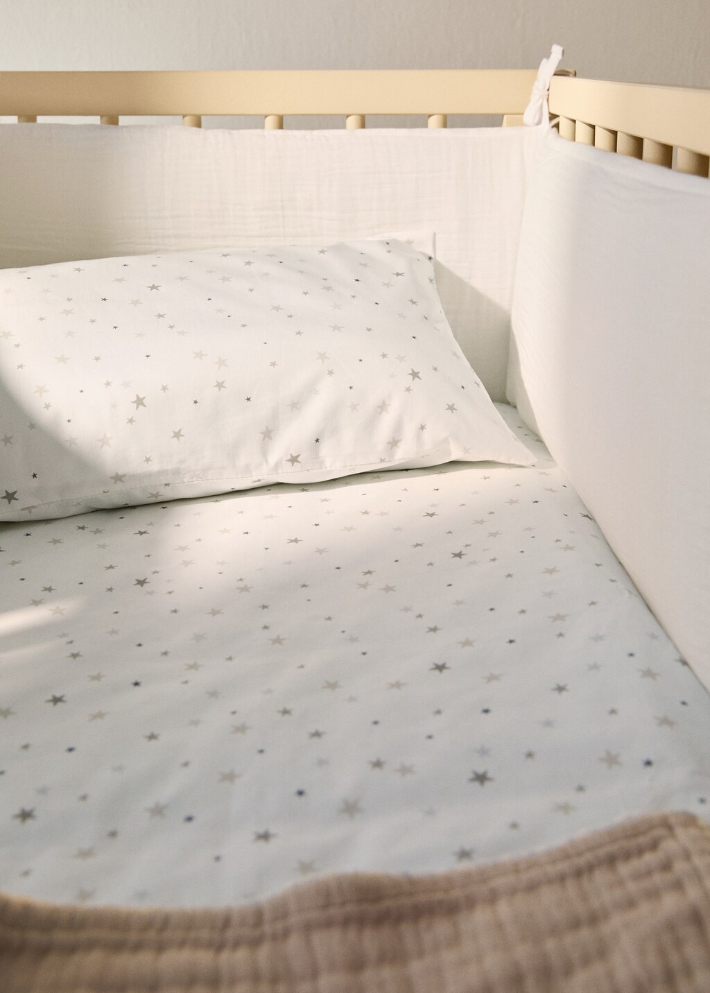 Childrenâs cotton gauze cot protector