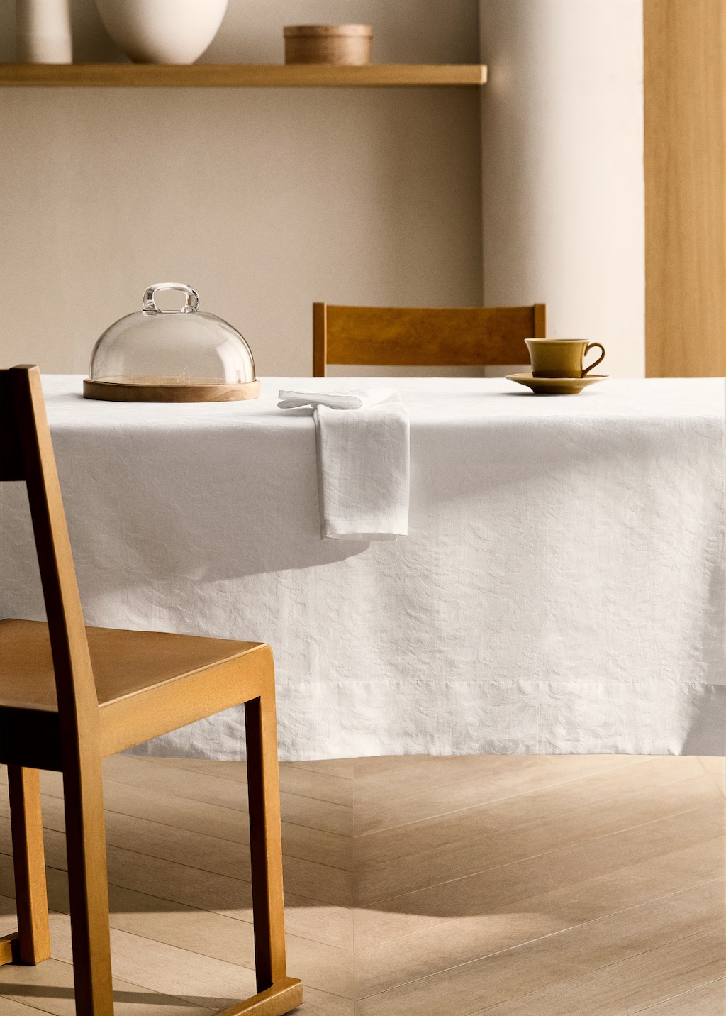 Floral jacquard cotton tablecloth for 6 to 8 diners