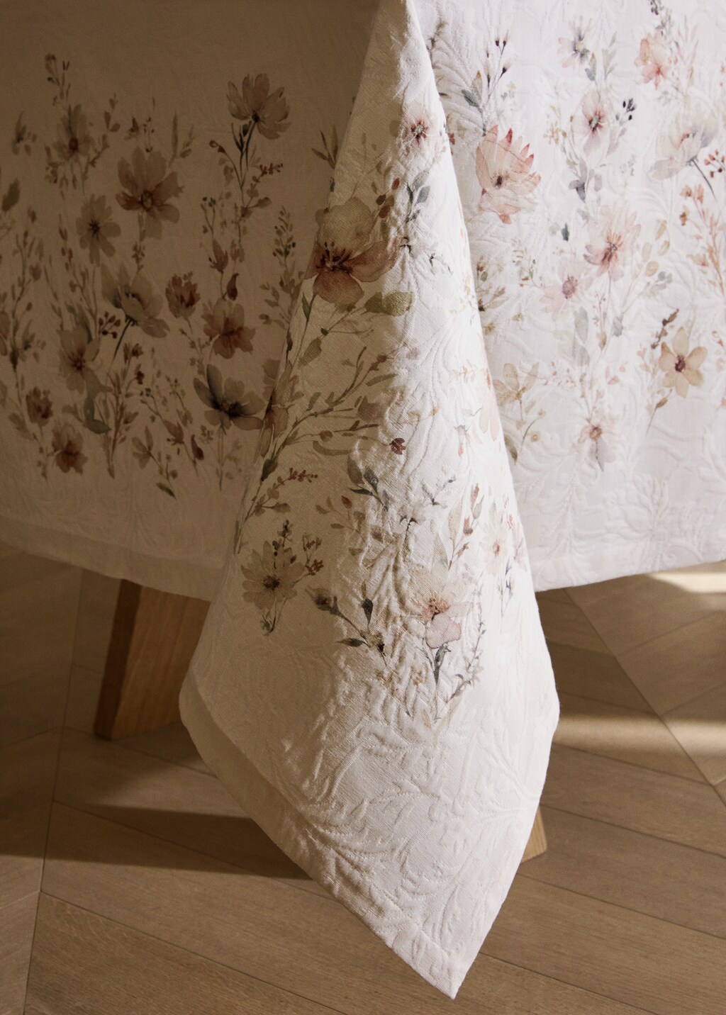 Jacquard tablecloth with mini-flower print for 2 to 4 diners 3 Jacquard tablecloth with mini-flower print for 2 to 4 diners