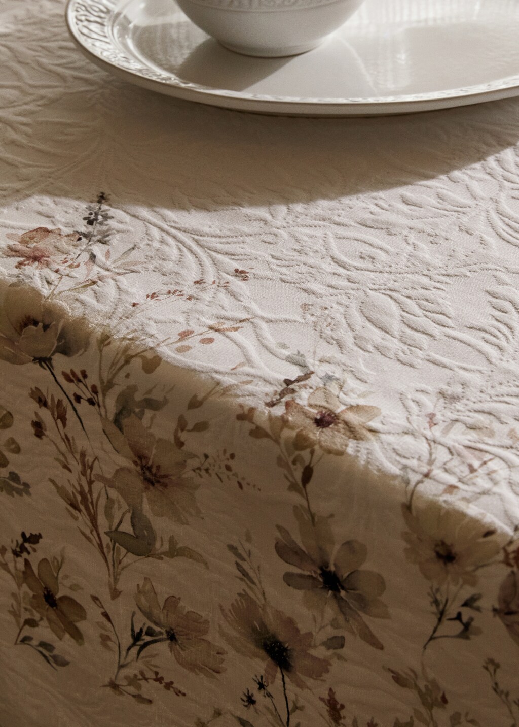 Jacquard tablecloth with mini-flower print for 2 to 4 diners 5 Jacquard tablecloth with mini-flower print for 2 to 4 diners