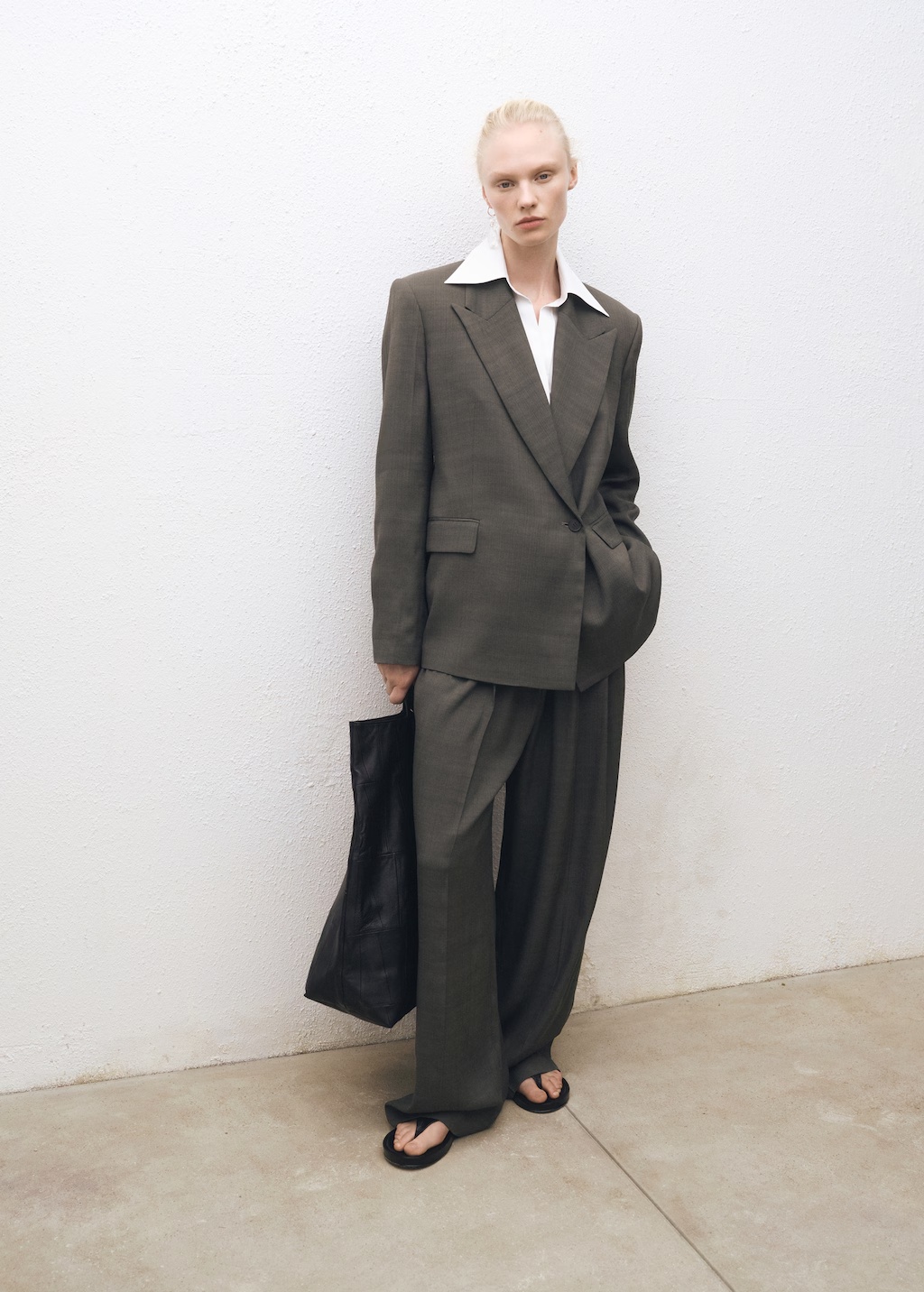 Oversized double-breasted suit blazer 3 Oversized double-breasted suit blazer