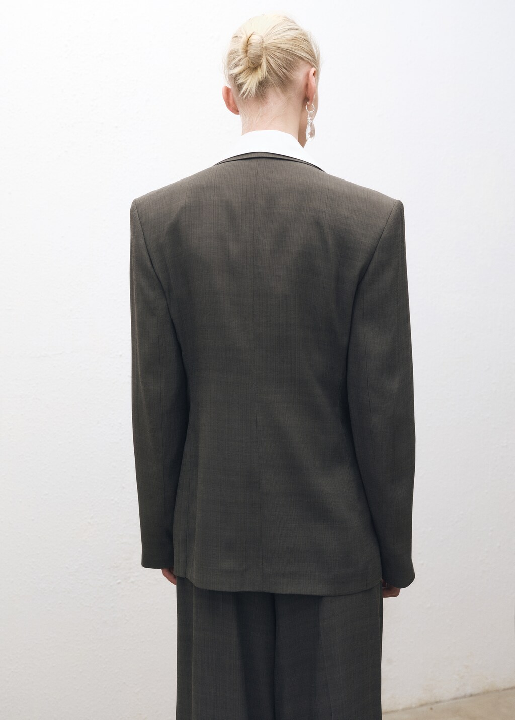 Oversized double-breasted suit blazer 4 Oversized double-breasted suit blazer