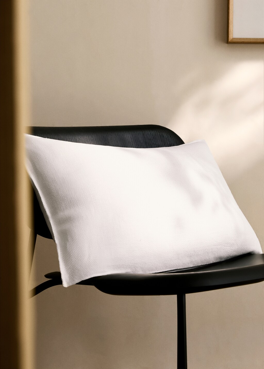 Linen textured cushion cover with overlock detail 40x60cm