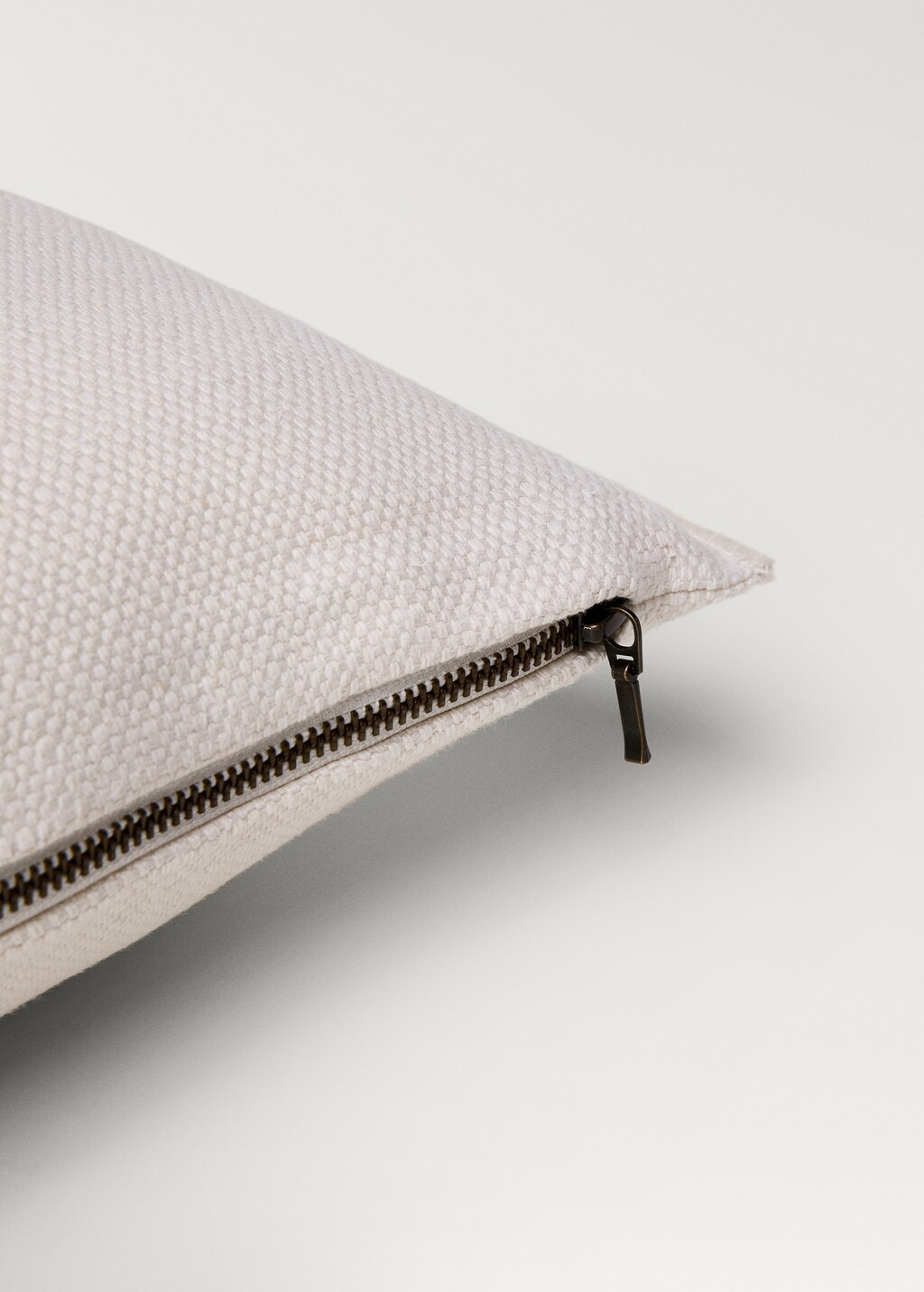 Linen textured cushion cover with overlock detail 40x60cm 3 Linen textured cushion cover with overlock detail 40x60cm