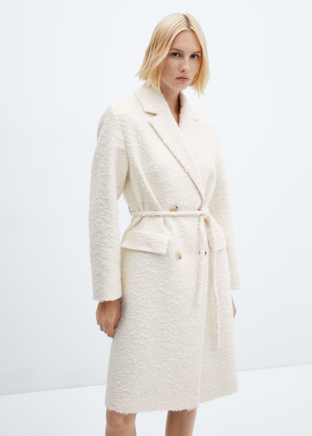 Coat with lapels and belt