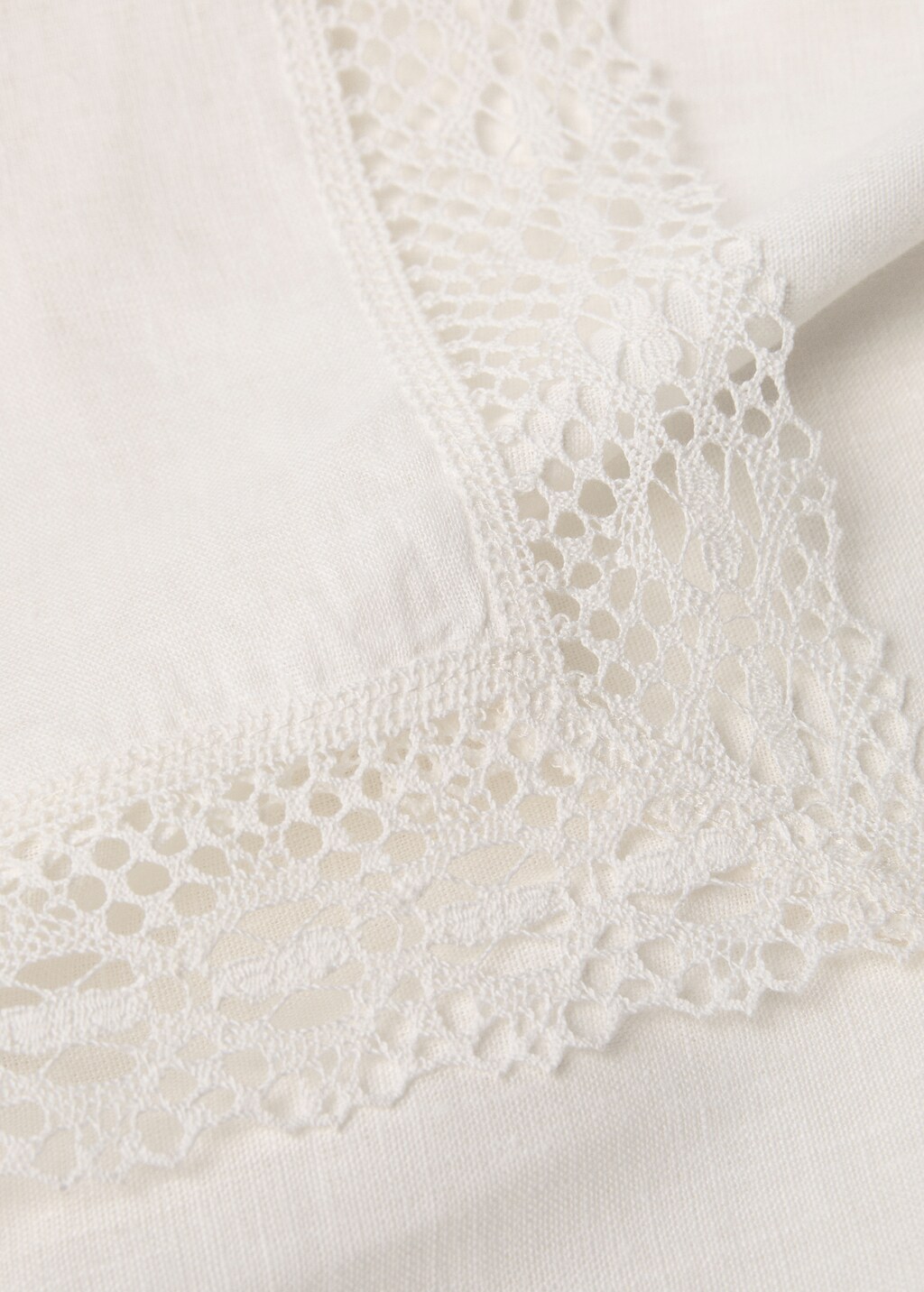 100% linen lace tablecloth for 6 to 8 diners 4 100% linen lace tablecloth for 6 to 8 diners