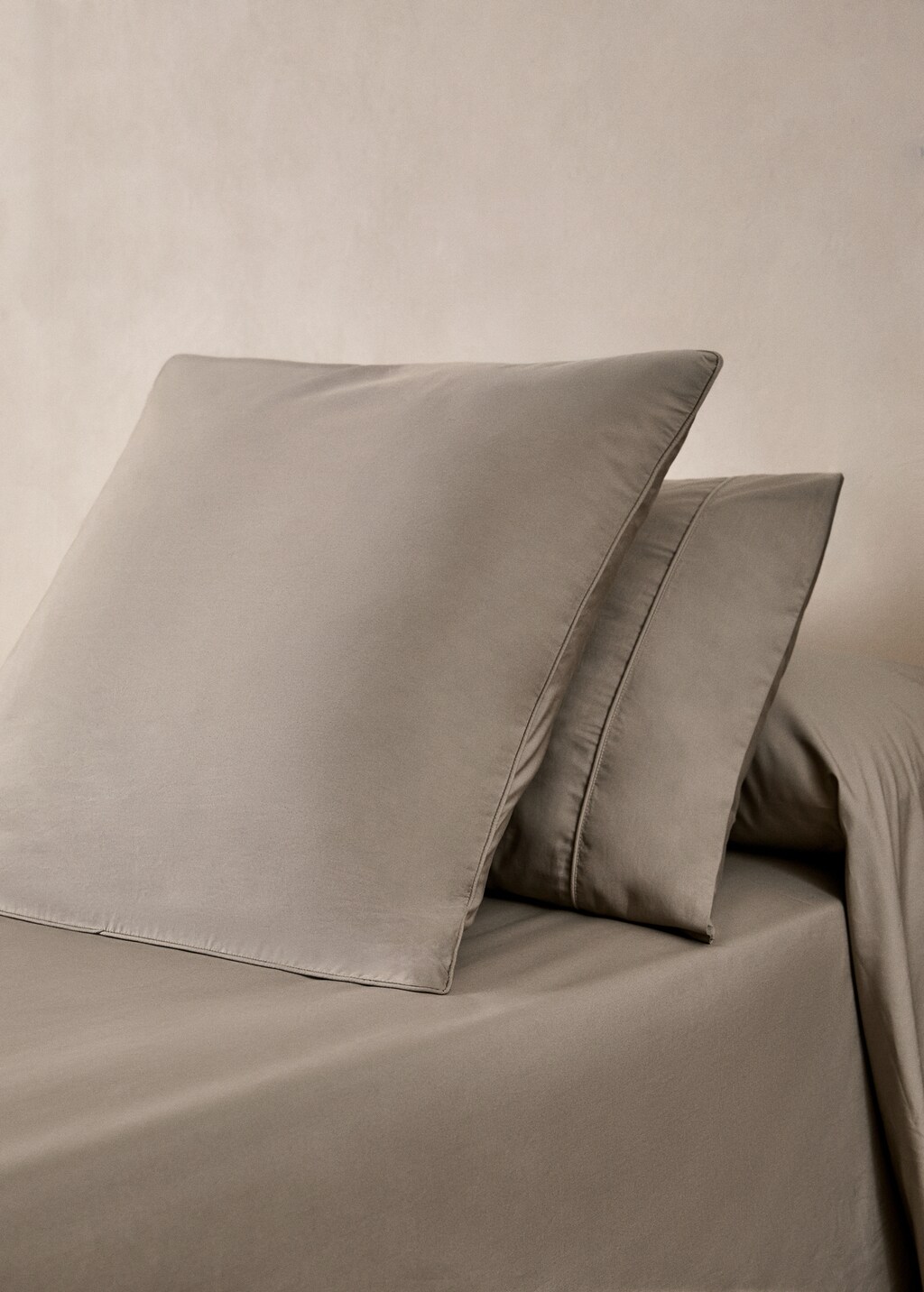 Two 500-thread count cotton percale pillowcases with rounded piping detail 50x75 cm