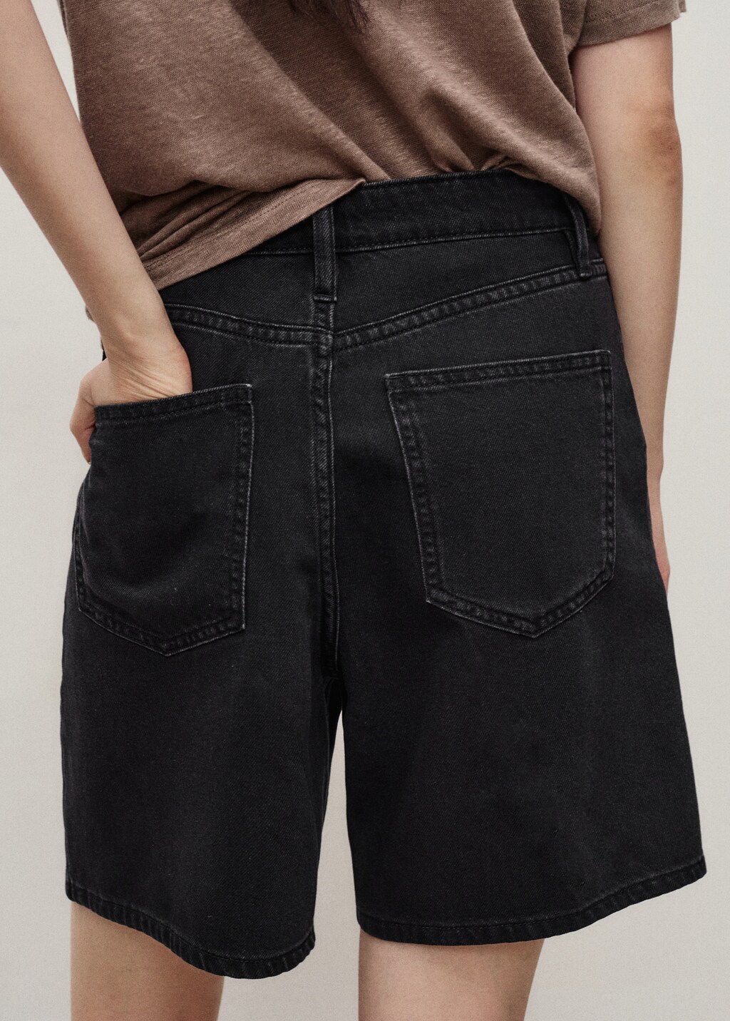Mid-rise denim bermuda shorts with pleats 4 Mid-rise denim bermuda shorts with pleats