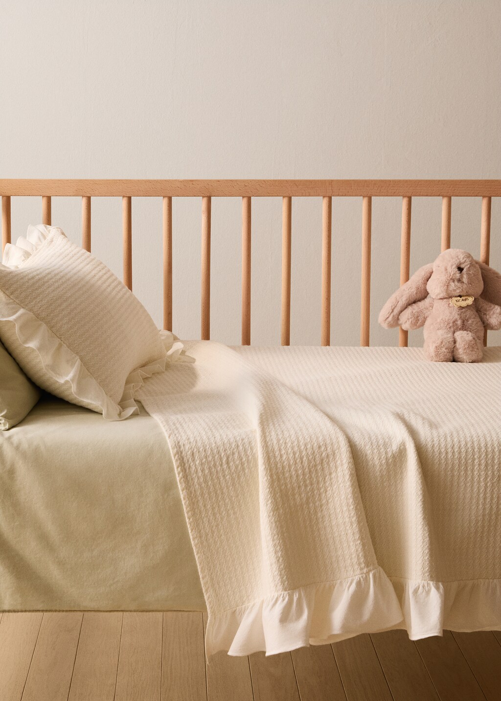 Jacquard cotton childrenâs bedspread with ruffle for 90 cm bed