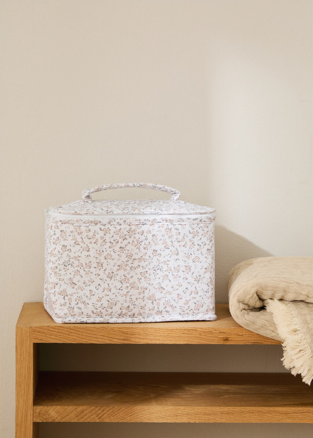 Childrenâs toiletry bag with mini-flower print