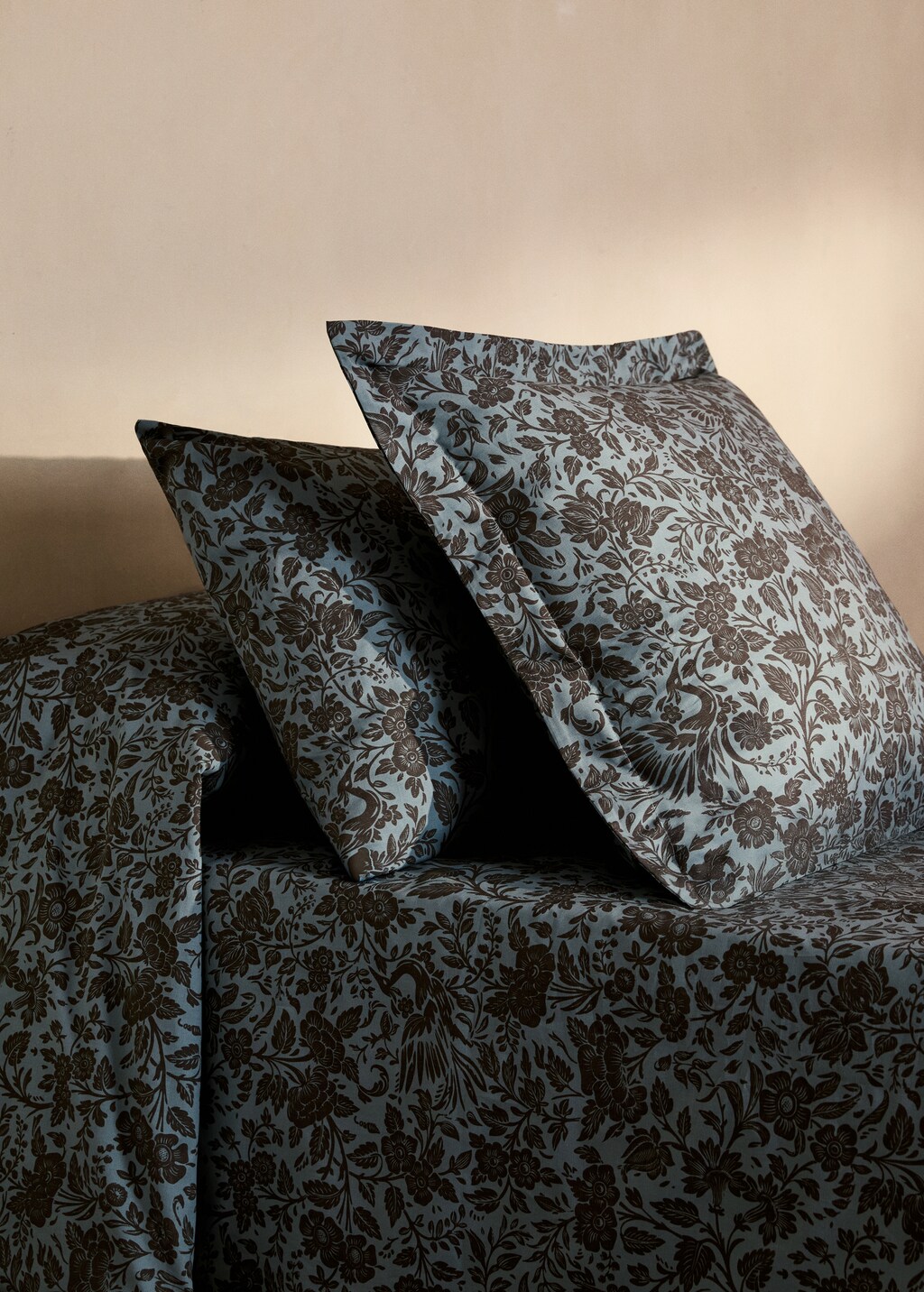 Two cotton percale two-tone floral-print pillowcases 60x60 cm
