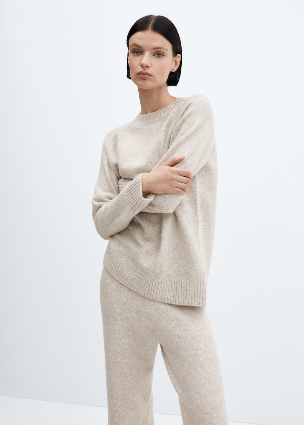 Round-neck knitted sweater