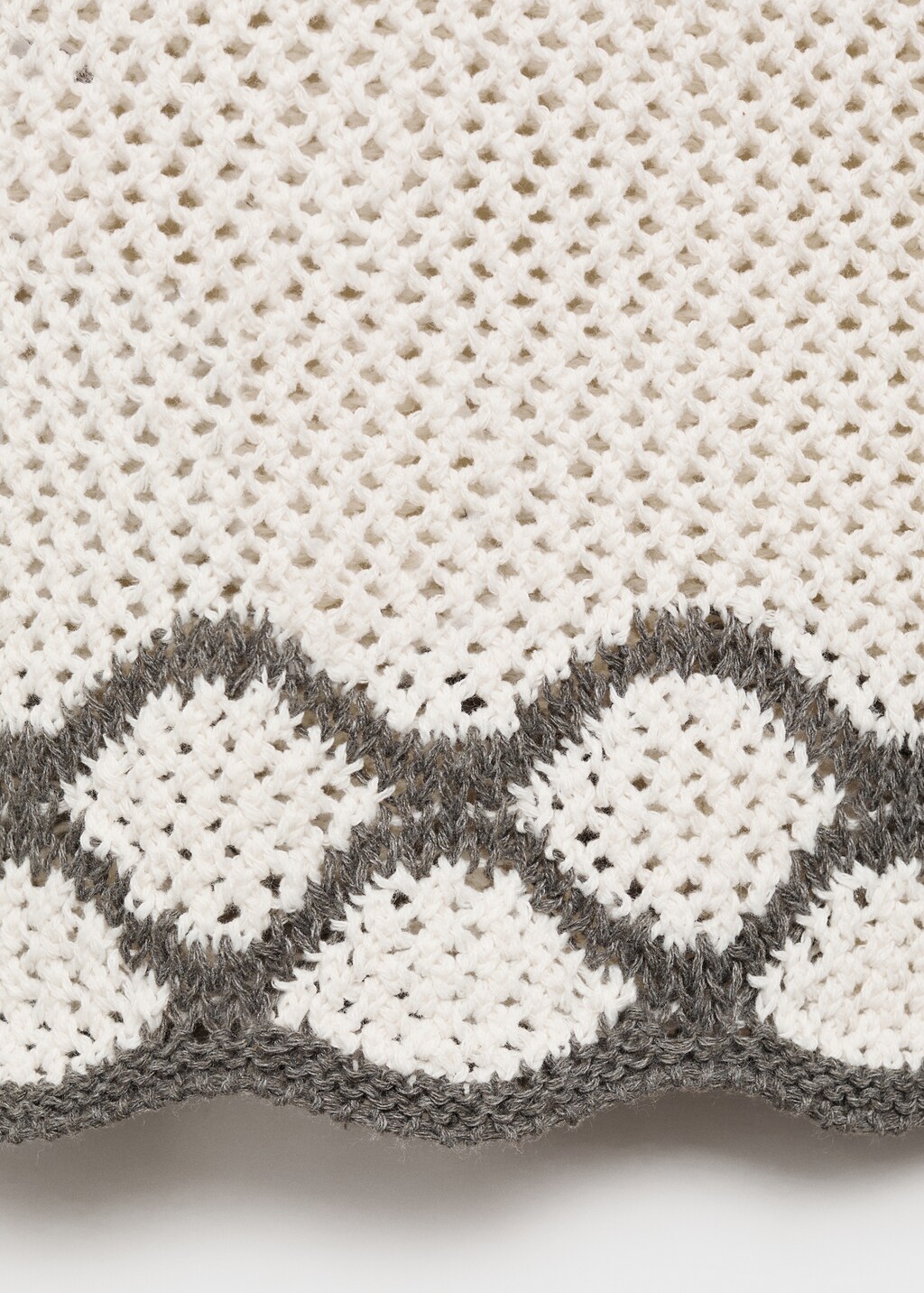 Knitted top with contrast details 8 Knitted top with contrast details