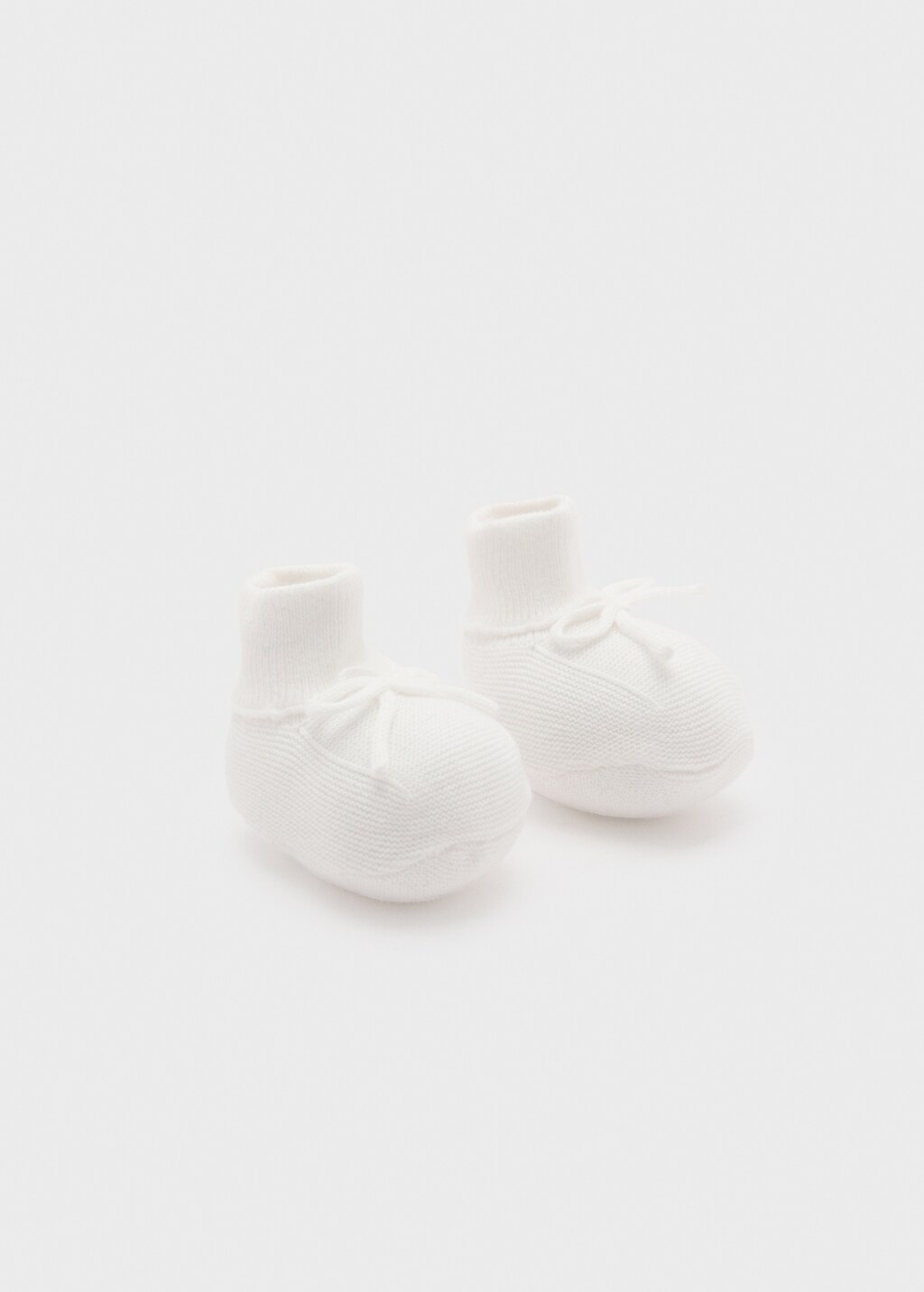 Knitted booties with bow