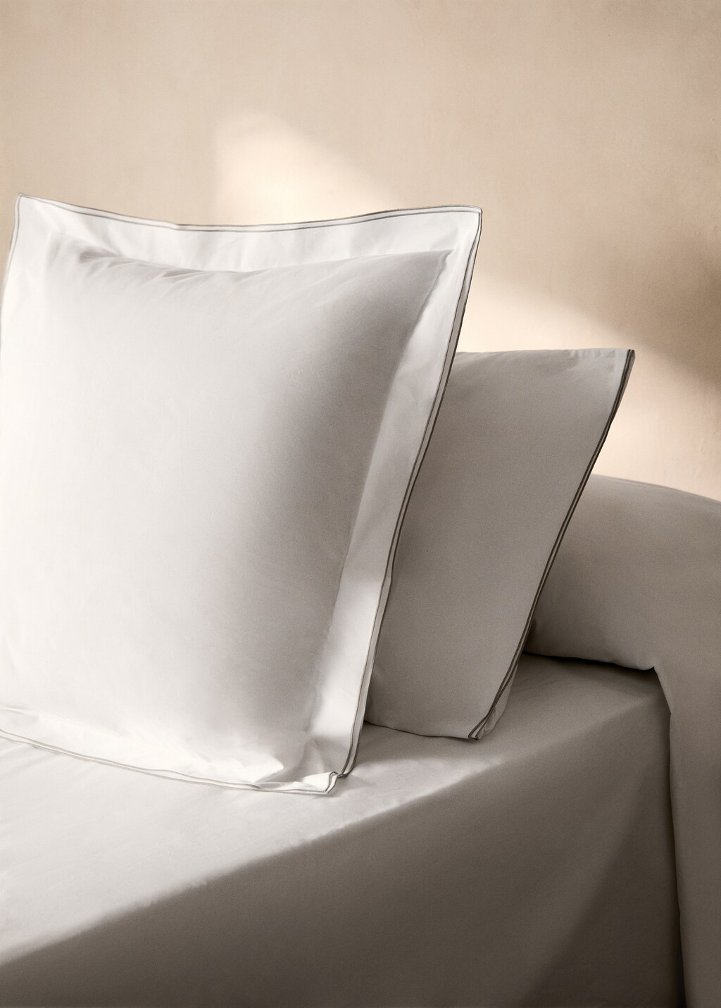 Two cotton percale pillowcases with double overlock 60x60 cm