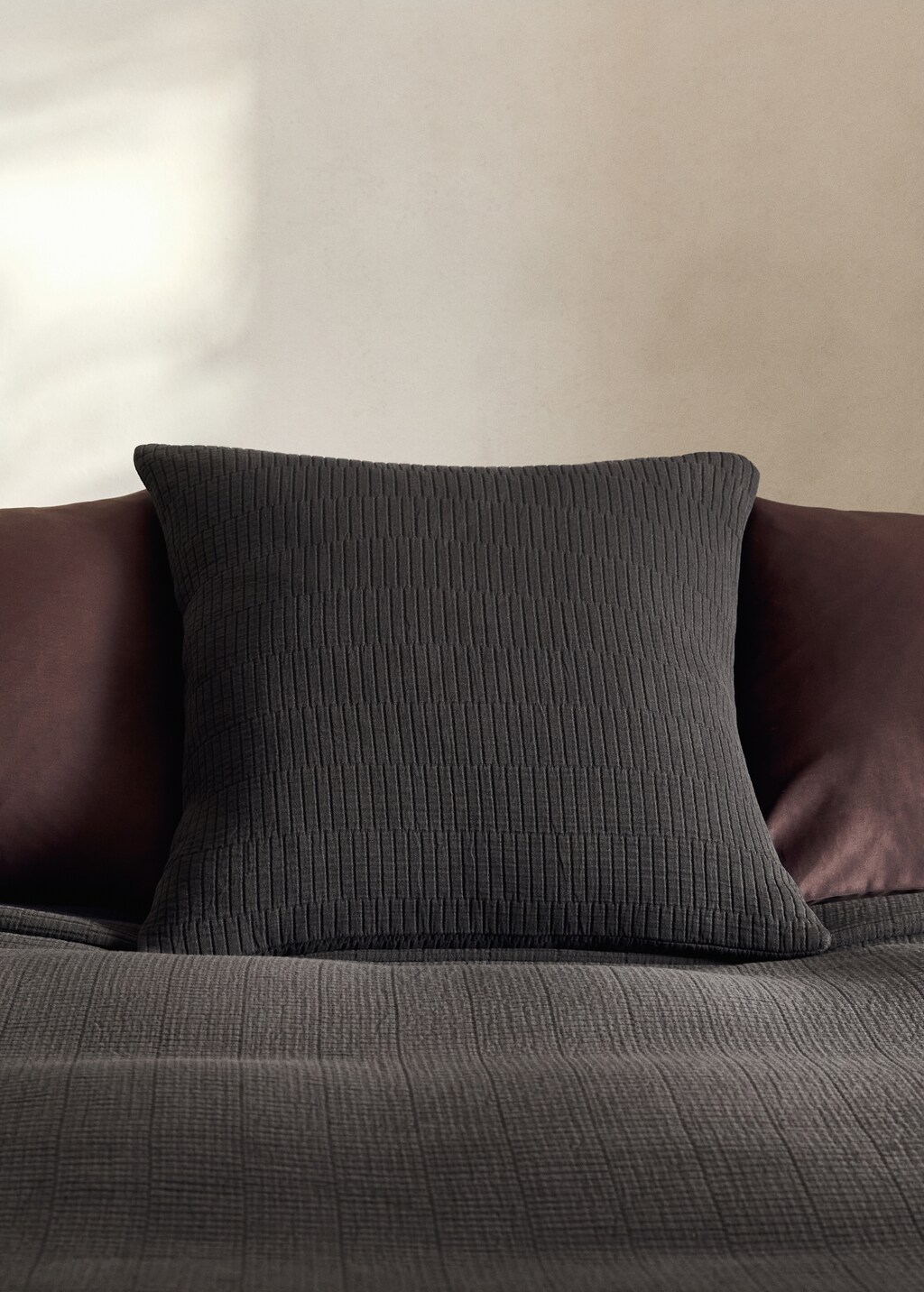 Garment-dyed cushion cover with hem 50x50 cm