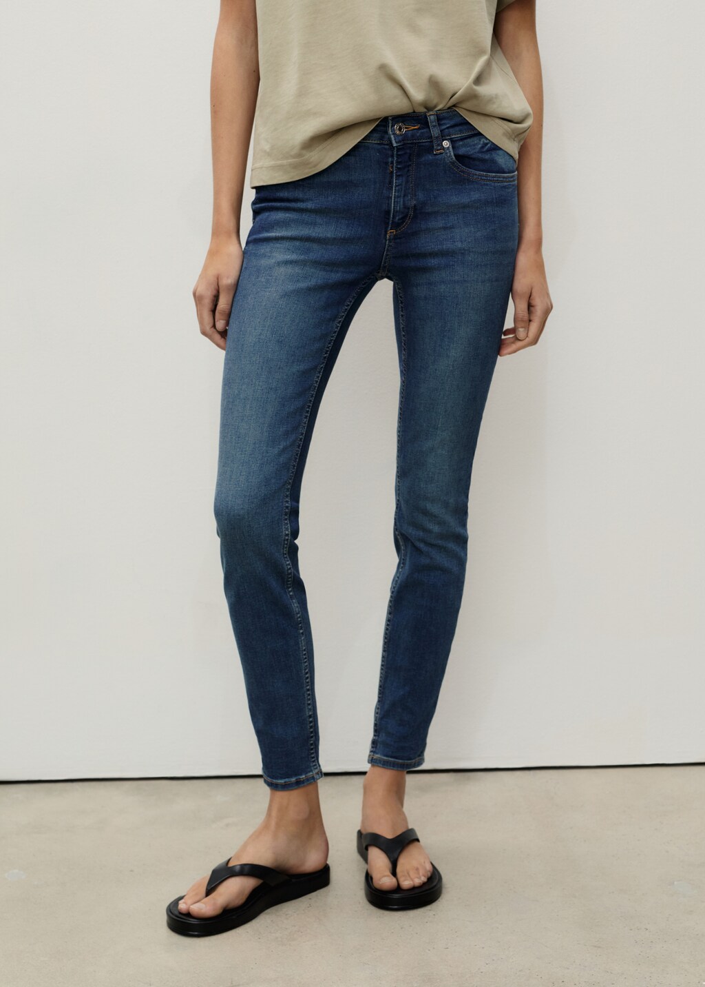 Push-up low-rise skinny jeans