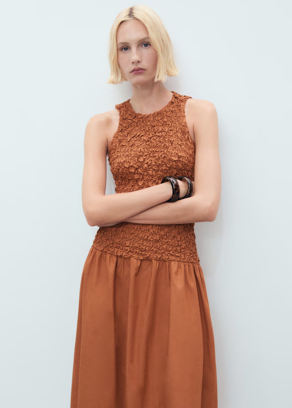 Combined open-back textured dress