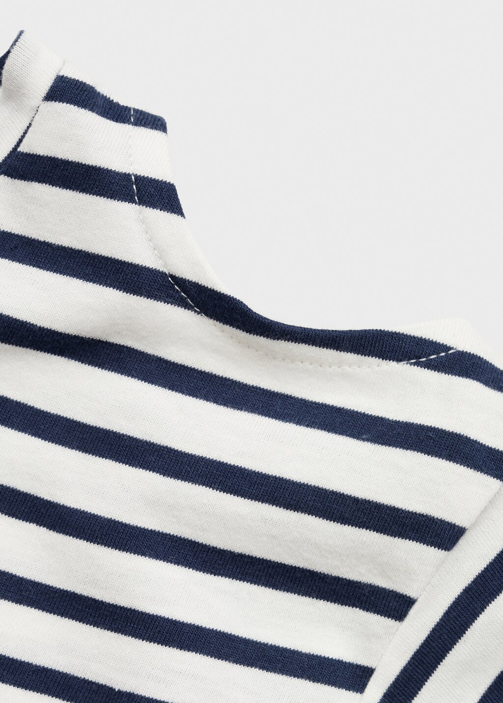 Cut-out t-shirt with striped shoulders 8 Cut-out t-shirt with striped shoulders