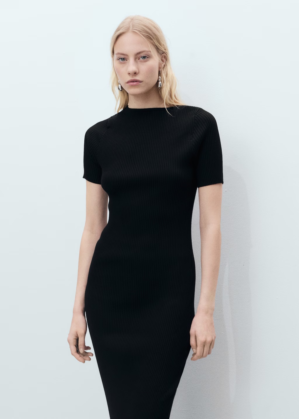 Ribbed midi-dress with slit neckline