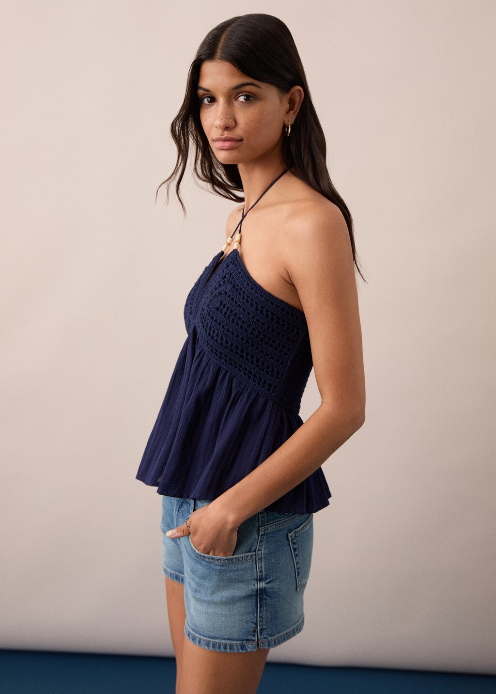 Low-waist shorts with opening