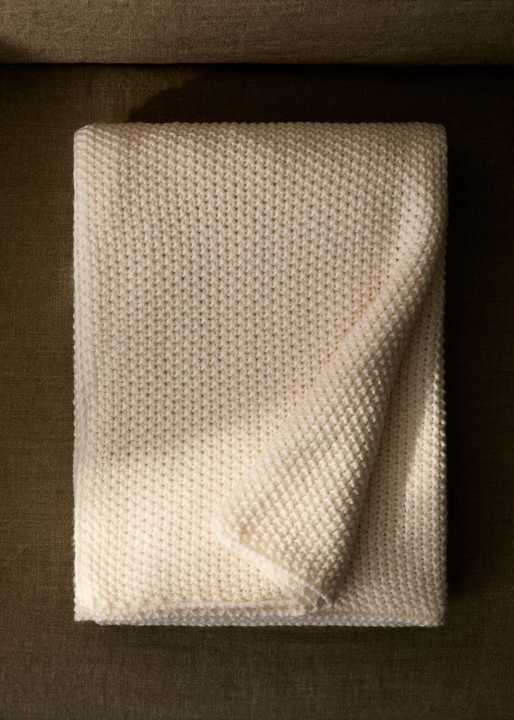 Knitted blanket with design