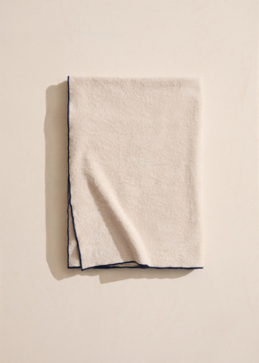 Beach towel with contrasting overlock