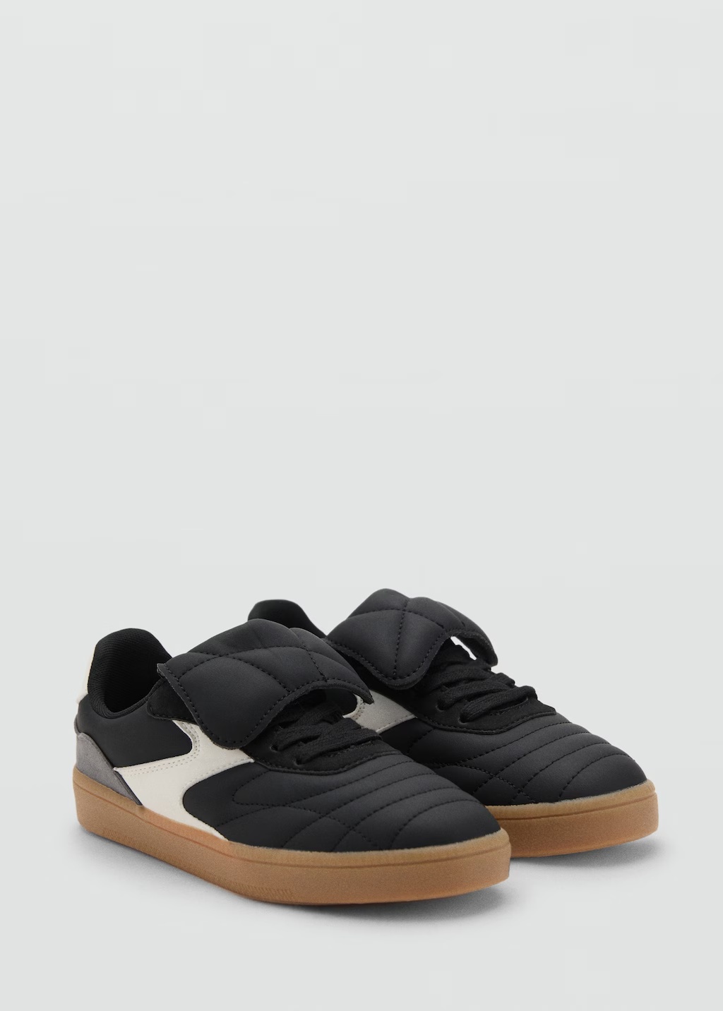 Sneakers with folded tongue