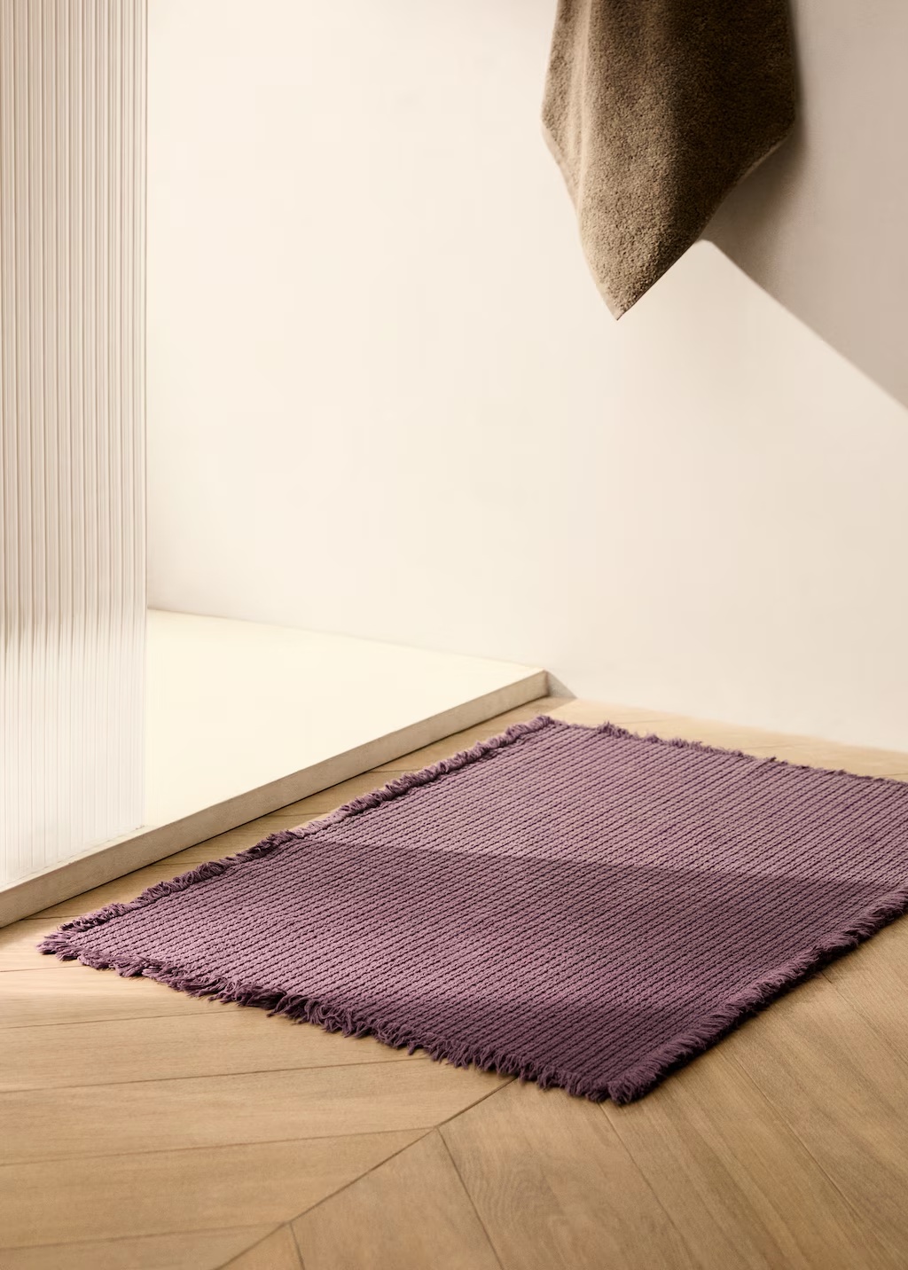 Geometric fringed bath rug