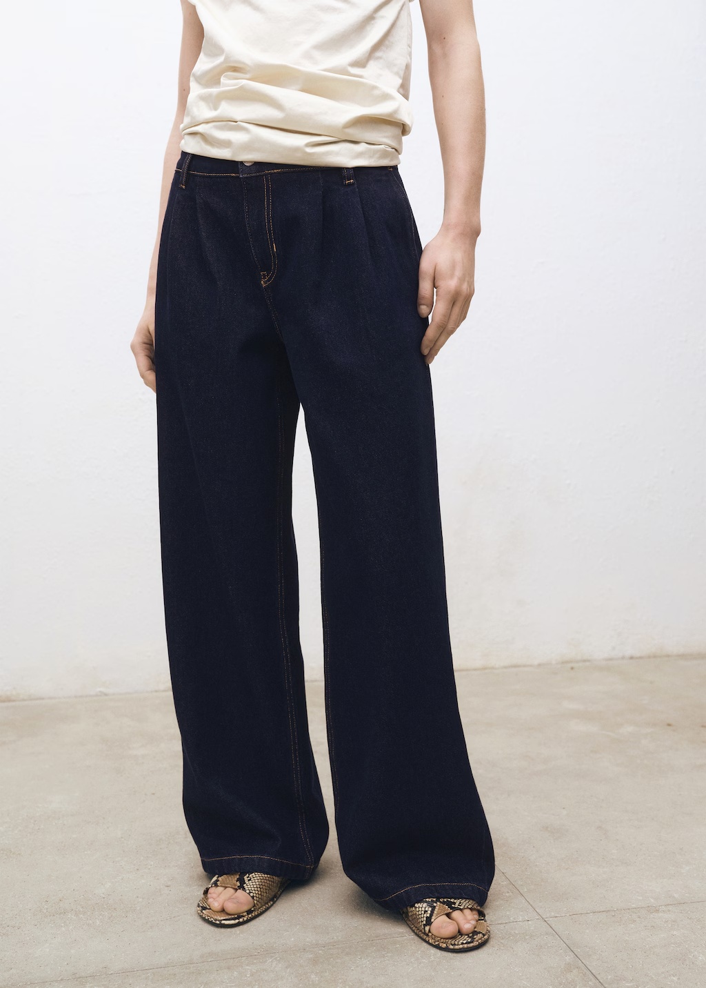 Rinse-wash wide leg jeans with pleats