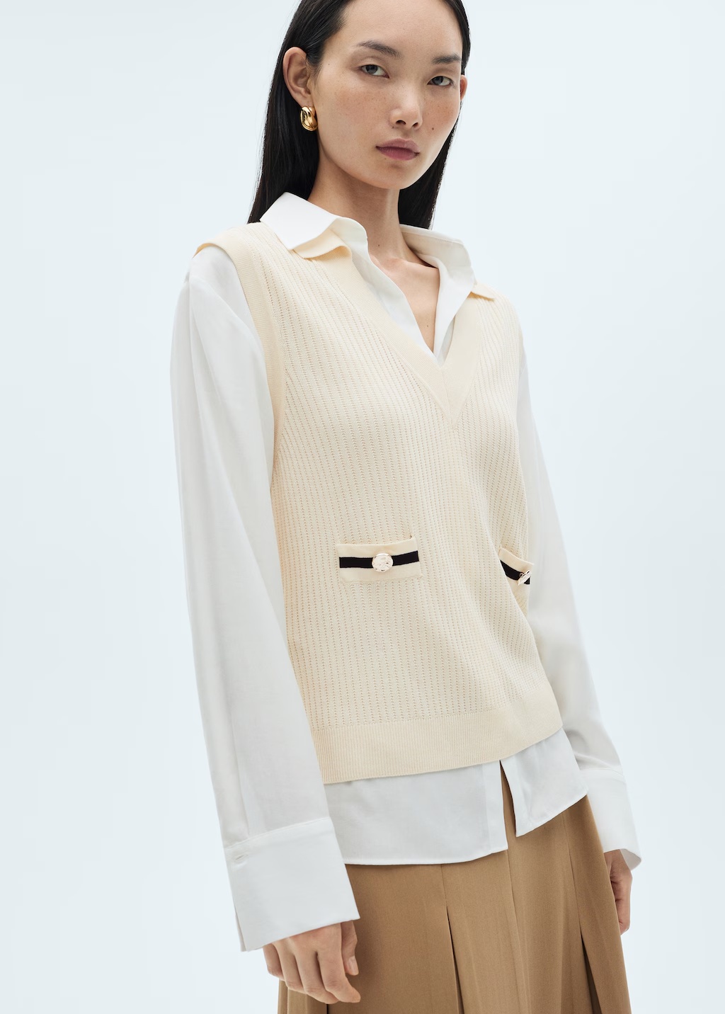 Knitted gilet with contrasting pockets