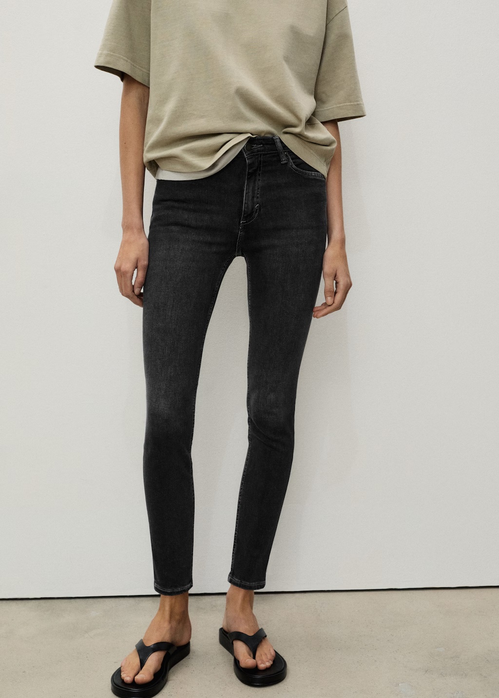 Mid-rise skinny jeans