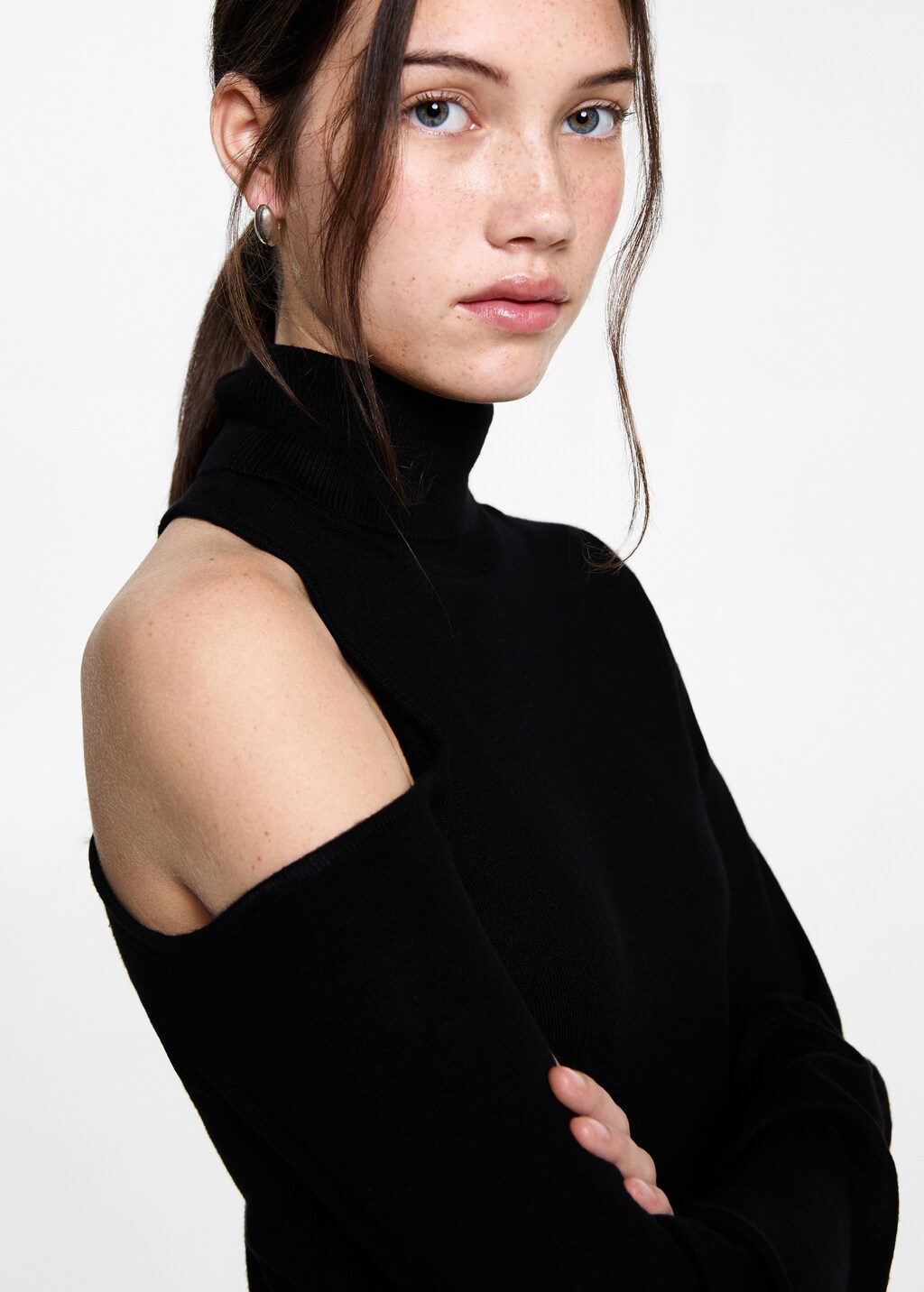 Asymmetrical sweater with shoulder opening 5 Asymmetrical sweater with shoulder opening