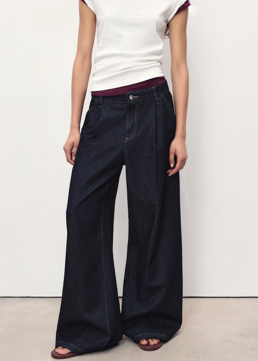 Wide leg pleated jeans