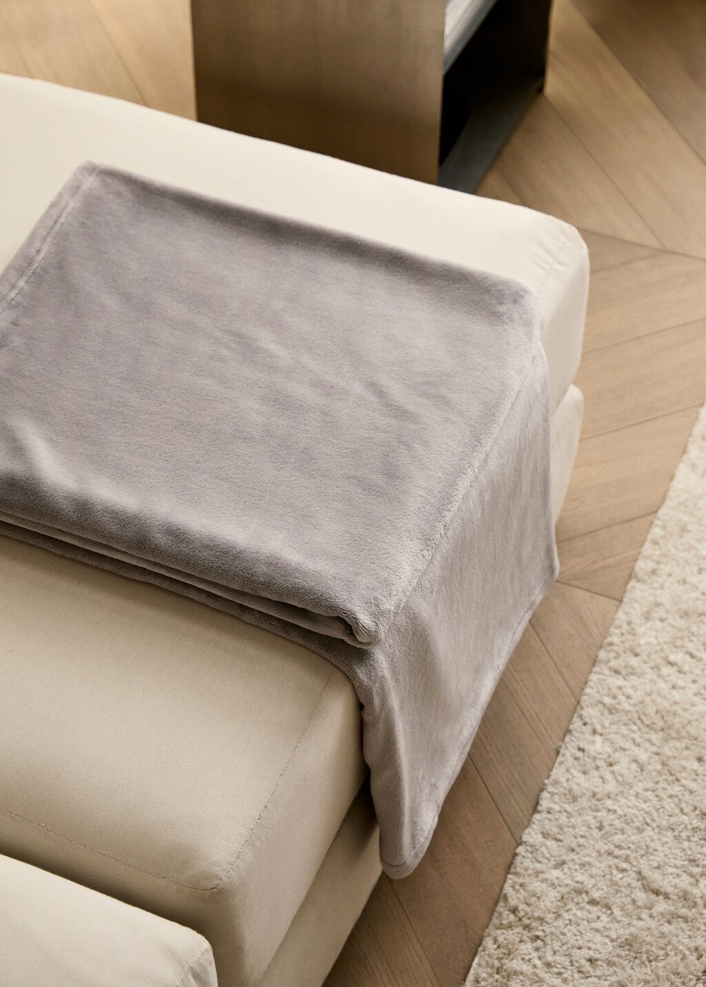 Medium soft-touch fleece blanket