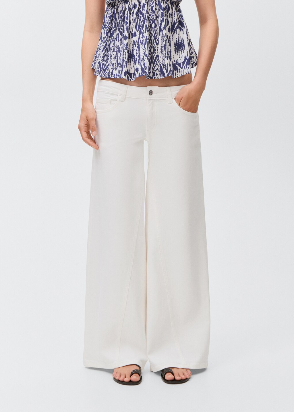 Low-waist wide leg jeans