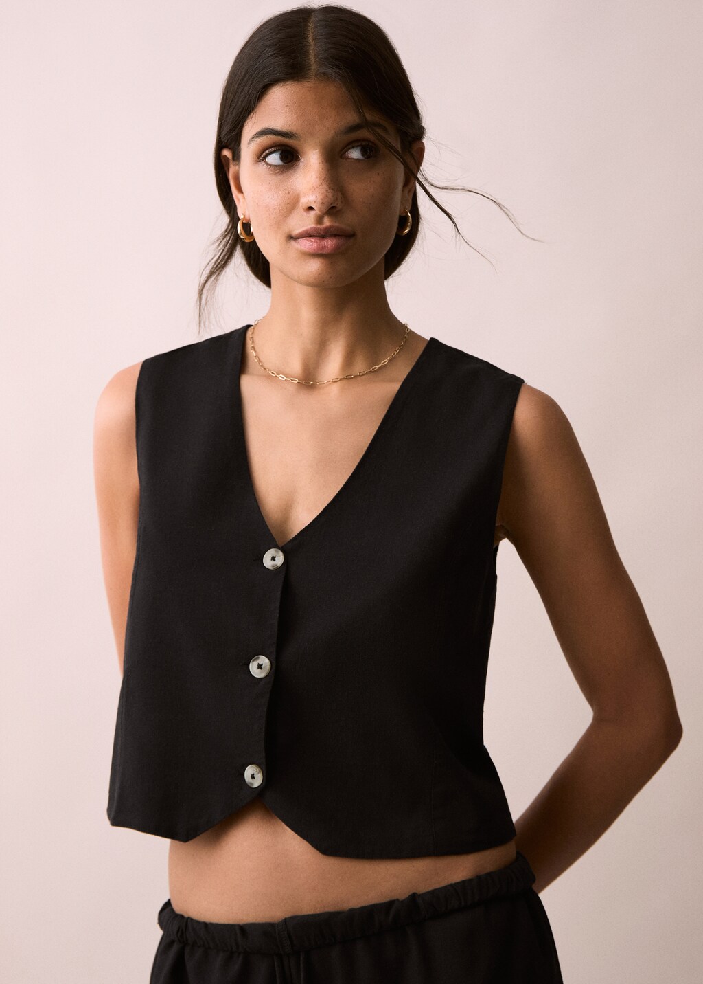 Linen waistcoat with buttons