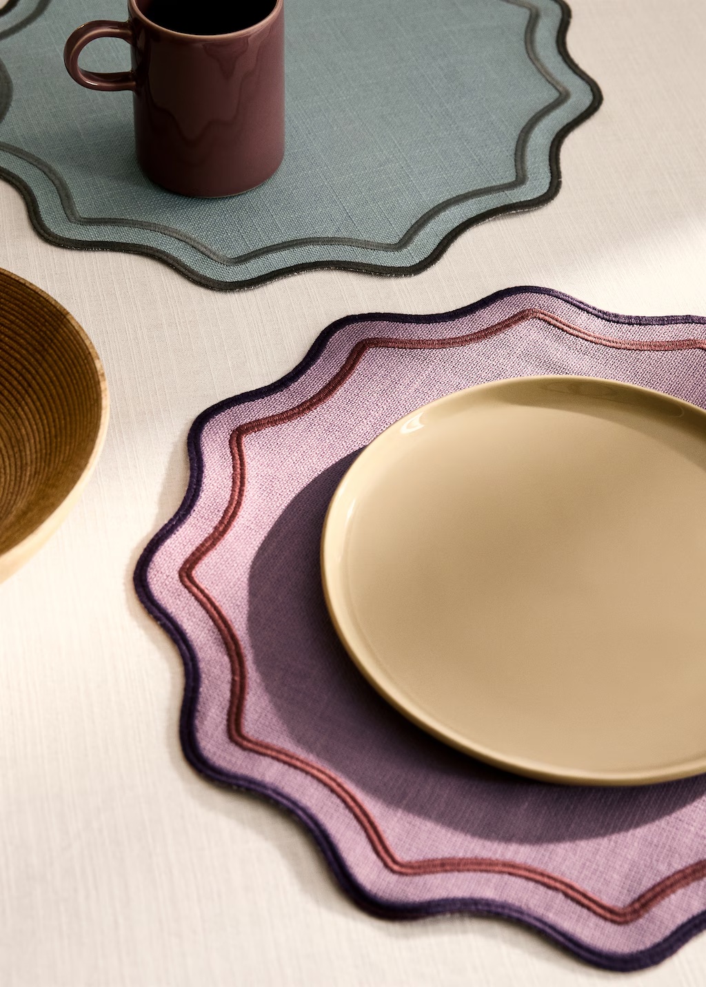 Cotton resin-coated wave placemat