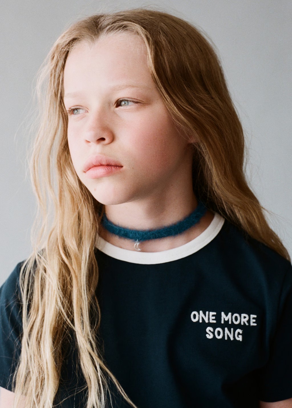 T-shirt with embroidered contrasting collar