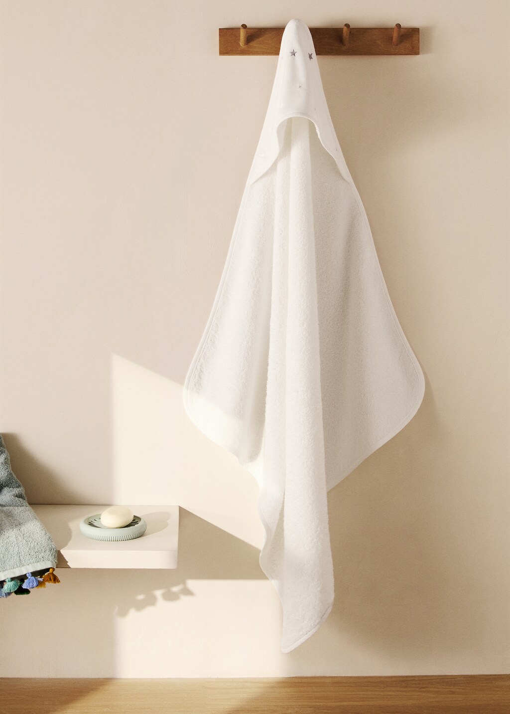 Children's bath towel embroidered with stars