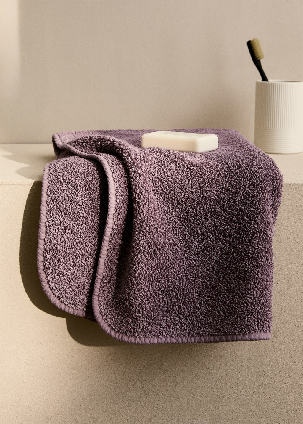 Washbasin towel with dyed piece