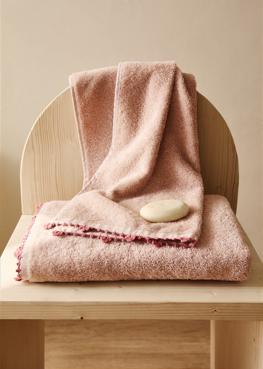 Children's washbasin towel with crochet trim