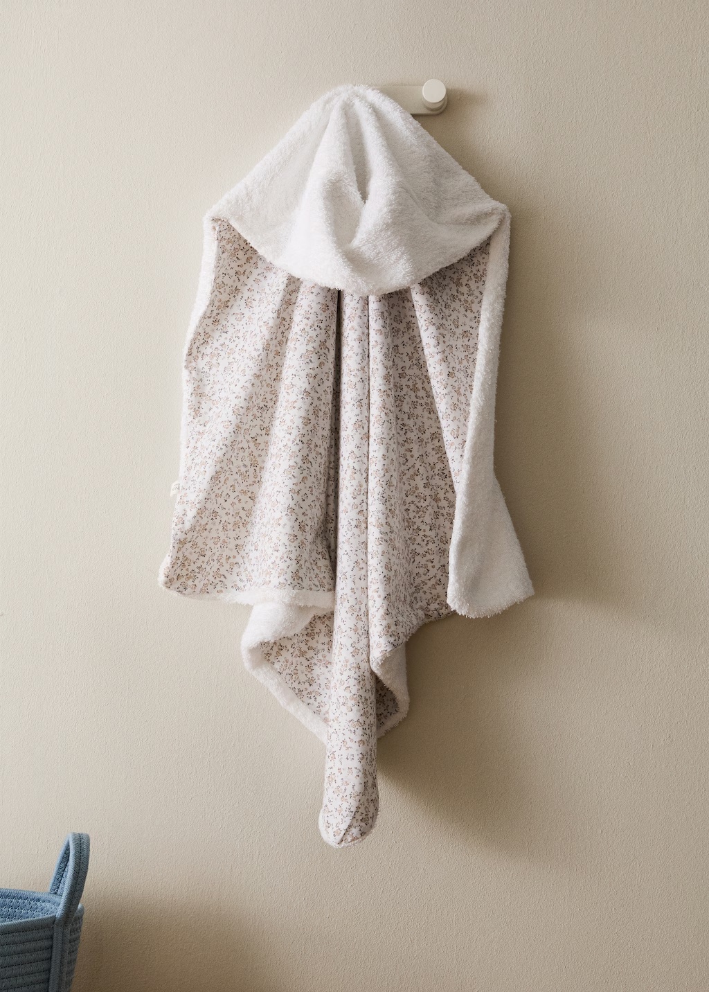 Childrenâs bath cape with mini-flower print